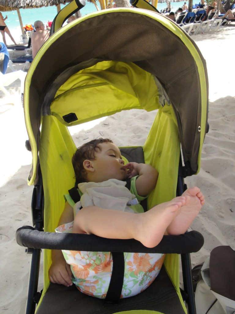bébé dormant dans poussette