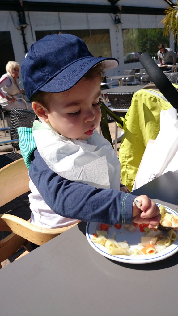 bébé au restaurant