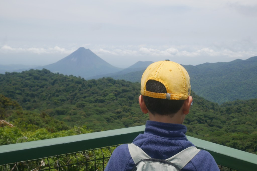 enfant regardant volcan arenal
