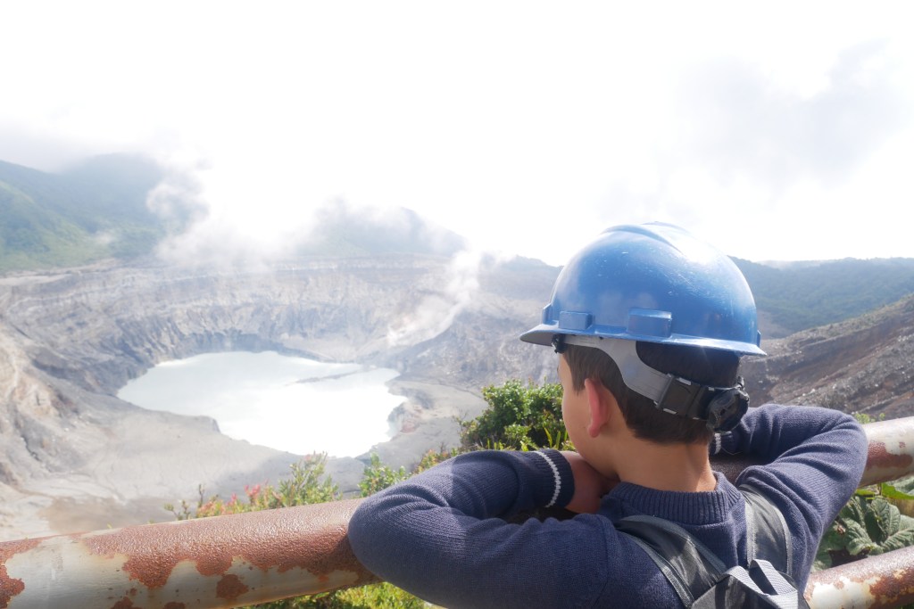 enfant regardant cratère volcan poas 