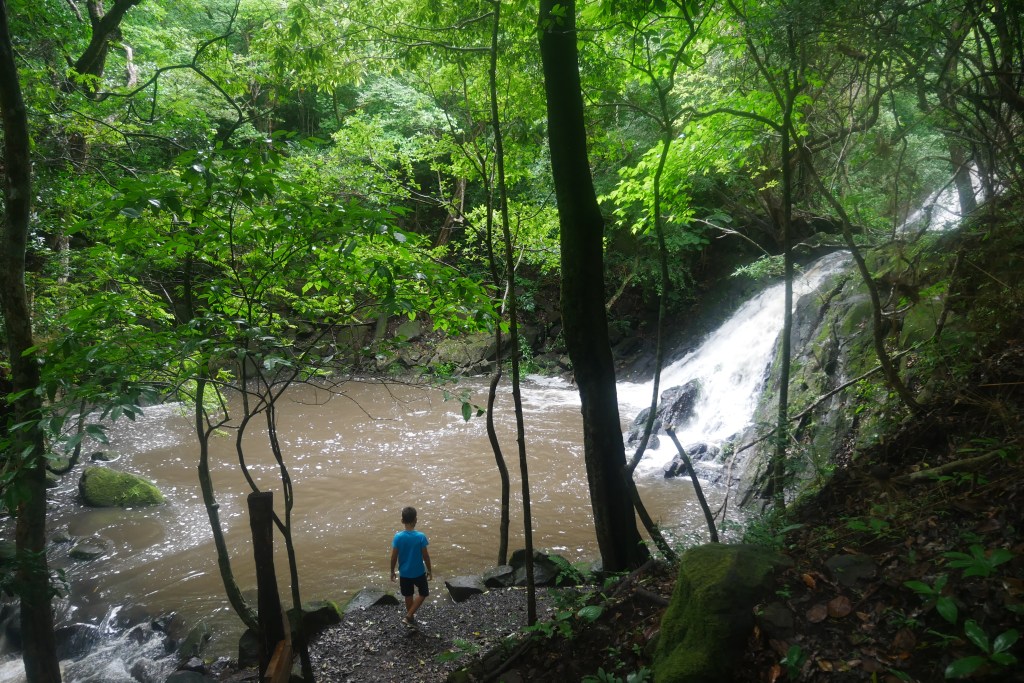 enfant au bord de l'eau rio negro waterfall