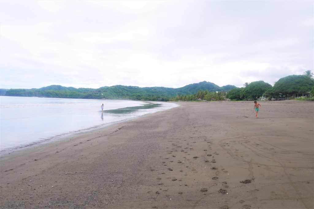 enfant jouant sur la playa Portrero