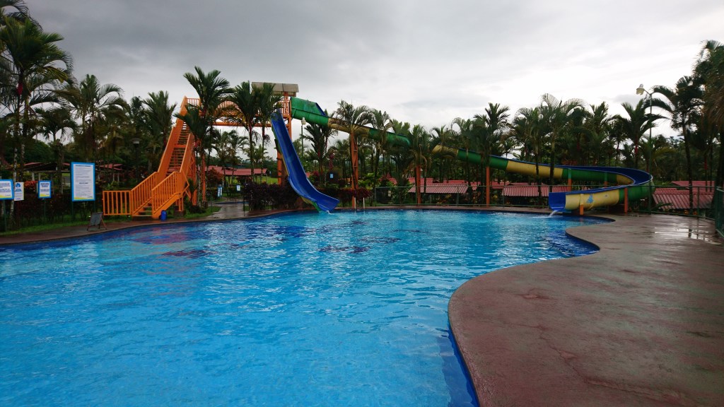 piscine avec deux toboggans à Los Laureles