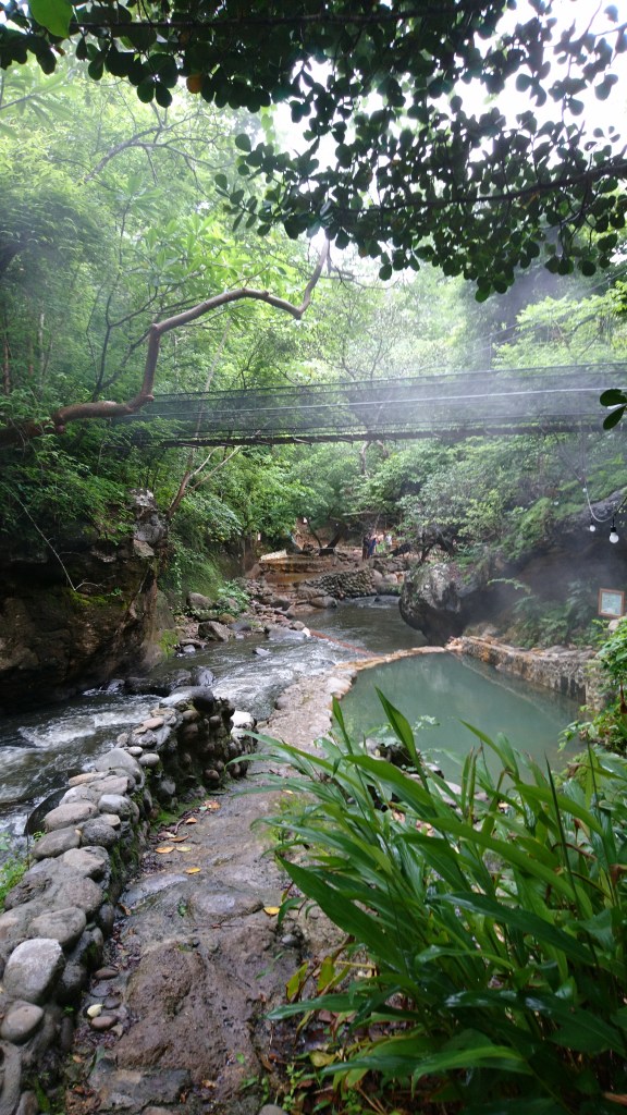 rio negro hot springs bassin et rivière avec pont suspendu au dessus