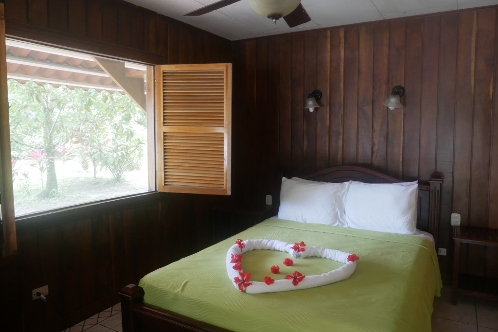 lit chambre d'hôtel Miss Junies Tortuguero