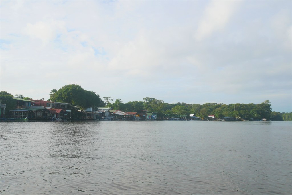 village Tortuguero au bord de la rivière