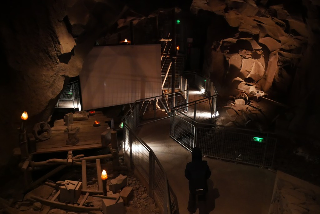 chemin avec des barrières dans la grotte de Volvic sombre