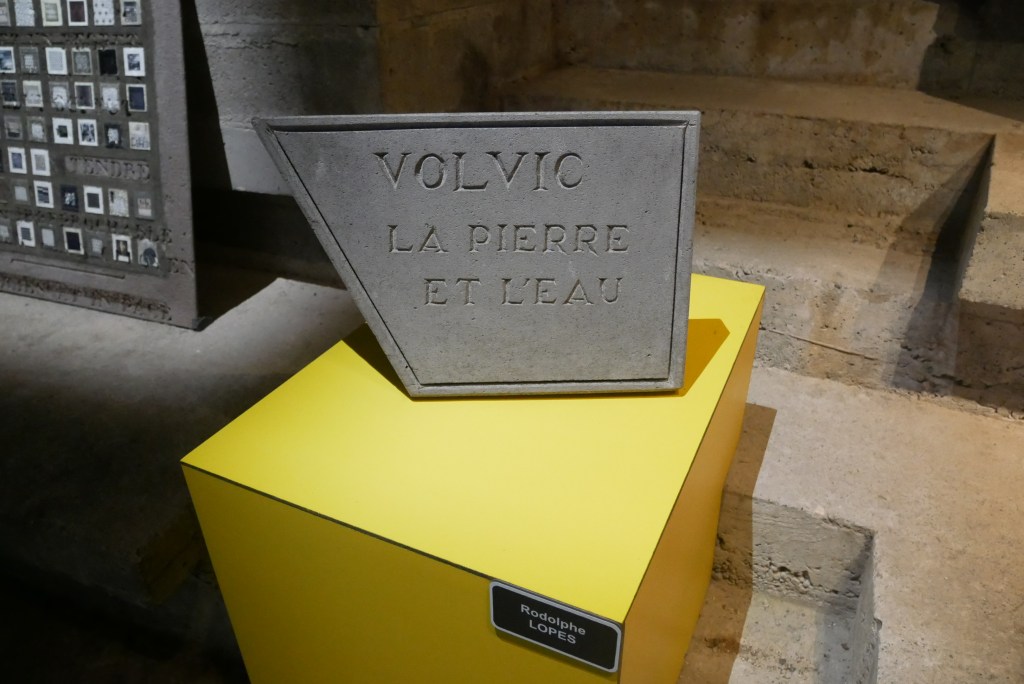 pierre Volvic La pierre et l'eau sur un piédestal jaune