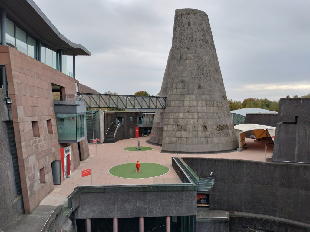 cone vulcania avec bâtiment à gauche