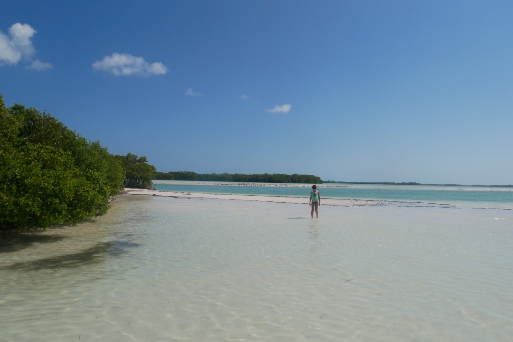 enfant pieds dans l'eau isla de la pasion