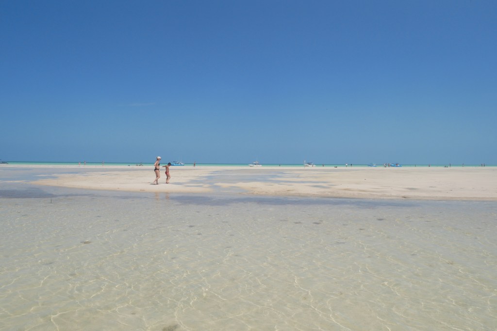 femme et enfant sur banc de sable Holbox