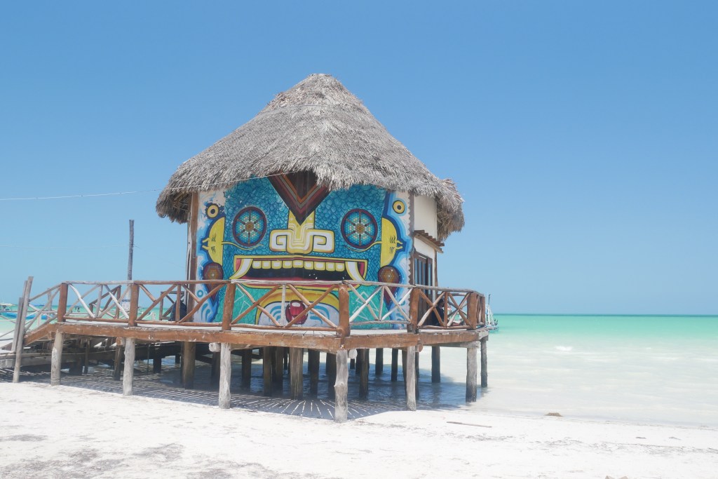cabane sur pilotis peinte Holbox