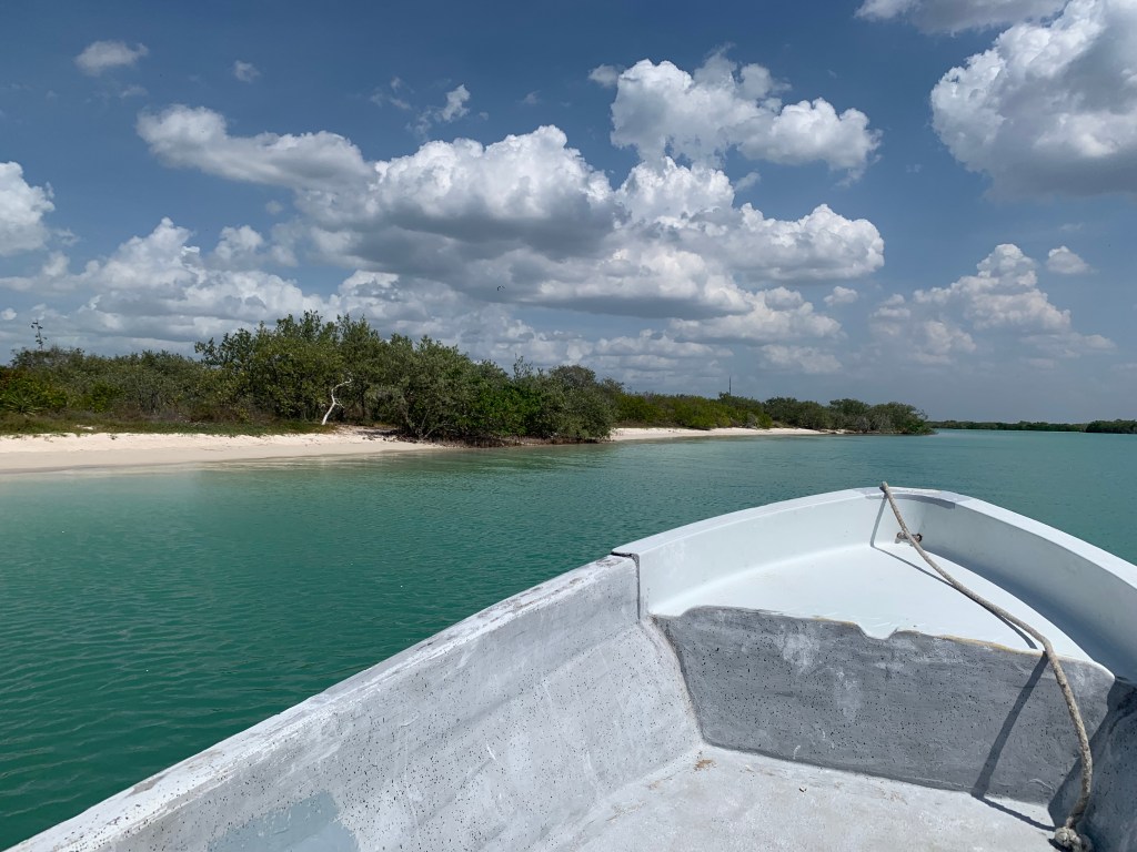 Avant de bateau, plage de sable blanc avec arbustres