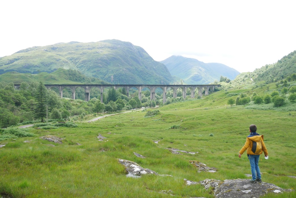 Enfant devant le viaduc de Glenfinnan