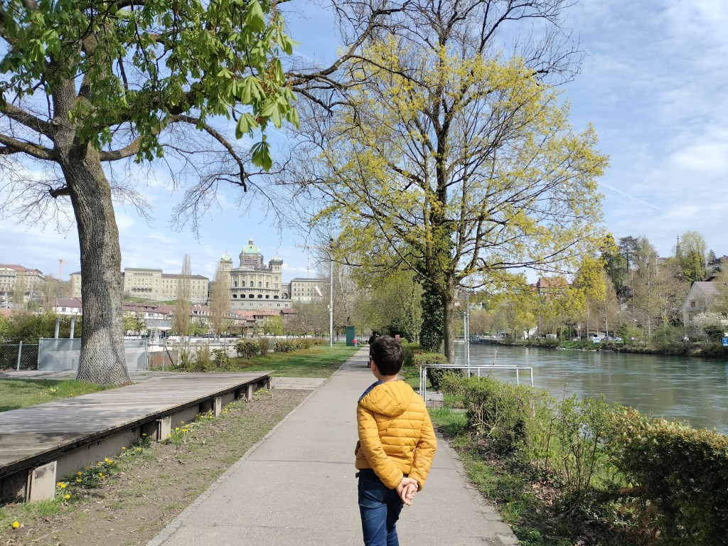Enfant bord de l'Aar Palais Fédéral Berne