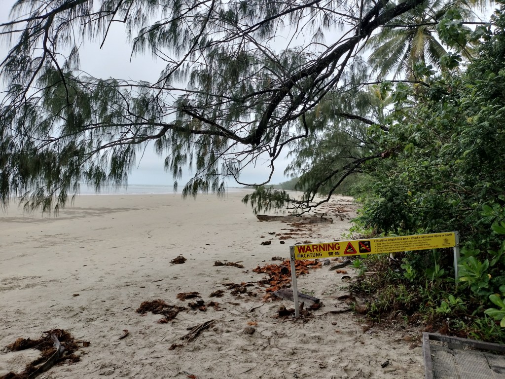 Panneau attention crocodile sur la plage
