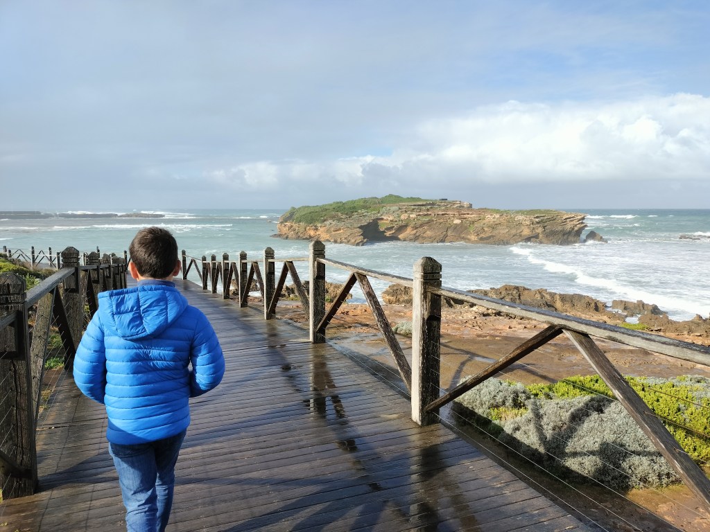 enfant sur ponton à warrnambool vue sur middle island