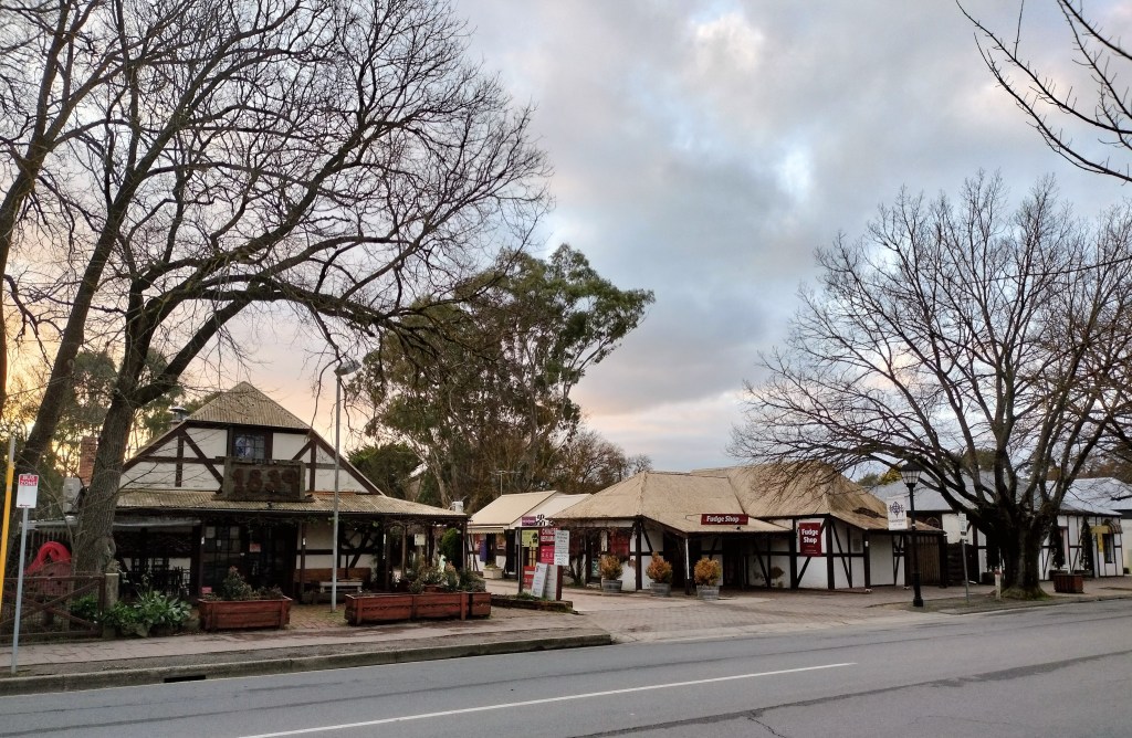 maison le long d'une rue hahndorf village australie