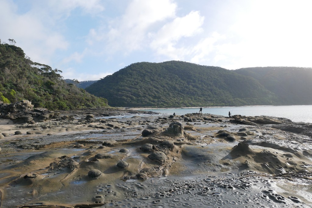 Rochers Artillery Rock, colline en fond