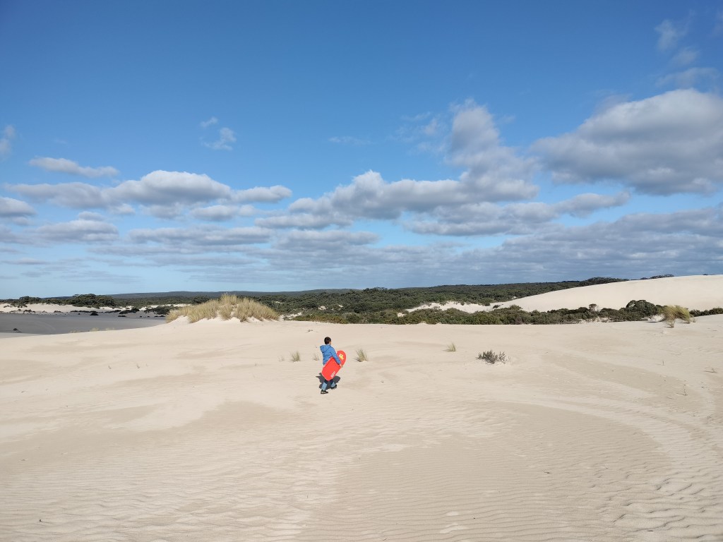 enfant avec une luge sur dune de sable little sahara kangaroo island