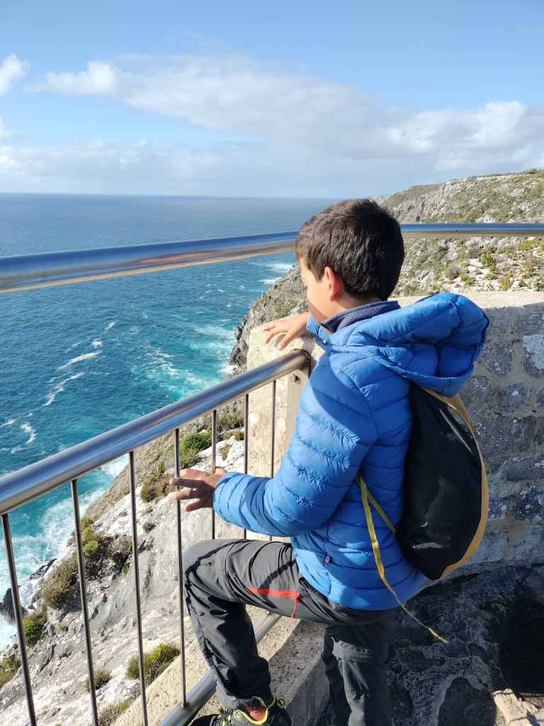 enfant regardand l'océan kangaroo island