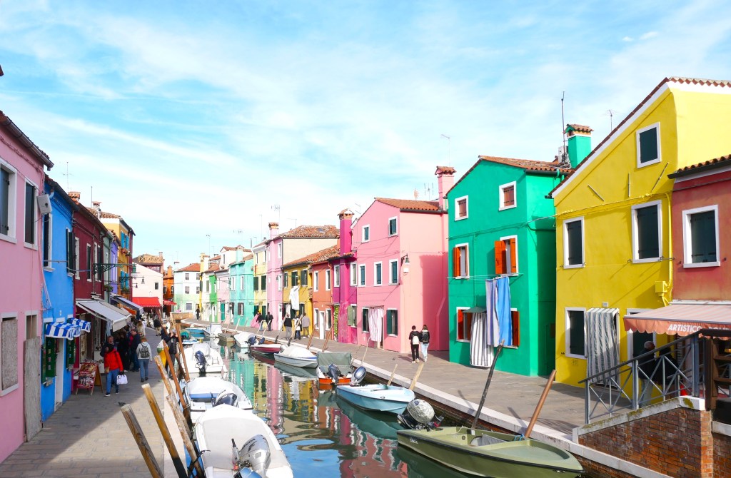 Maisons colorées le long du canal avec des bateaux, île de Burano Venise