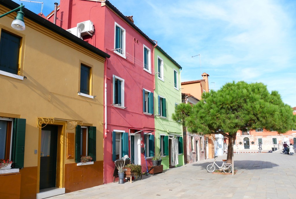 Maisons colorées sur une place de l'île de Burano Venise