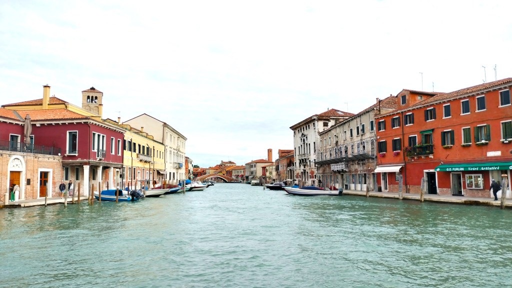 Canal bordé d'immeubles sur l'île de Murano Venise 