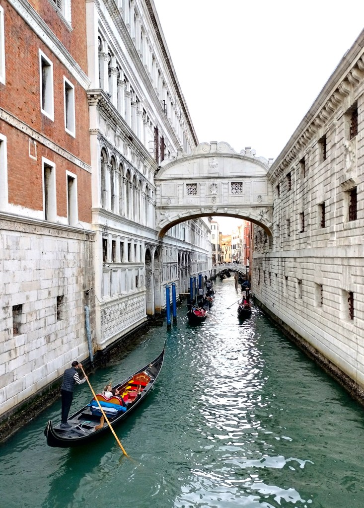 Gondoles passant sous le pont des soupirs Venise