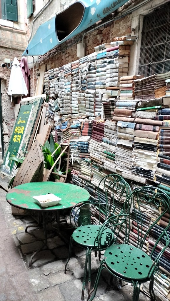 piles de livres librairie Acqua alta Venise