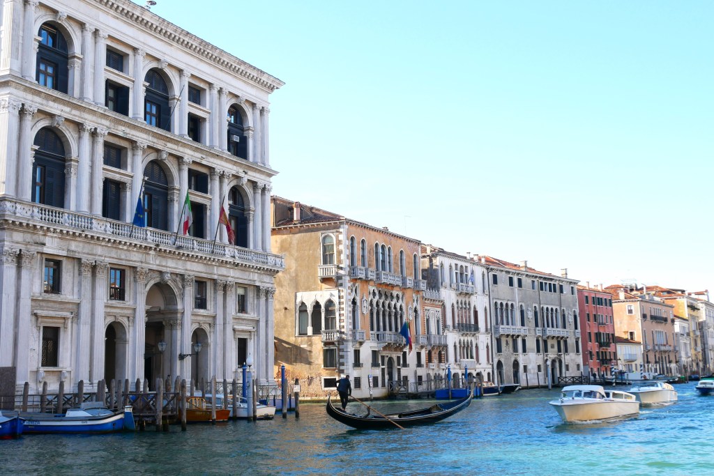 Gondole et bateau sur le Grand Canal devant un palais, Venise