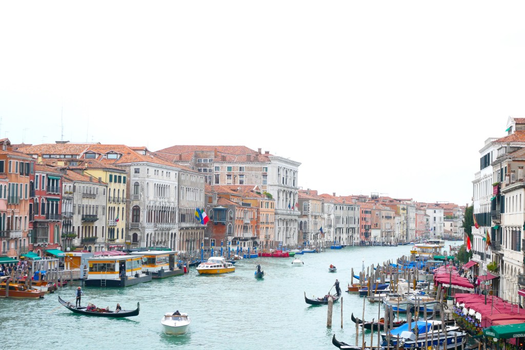 Vue sur le Grand Canal depuis le pont Rialto Venise