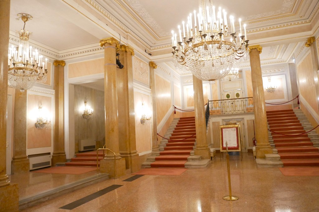 Entrée et lustre du théâtre la Fenice Venise