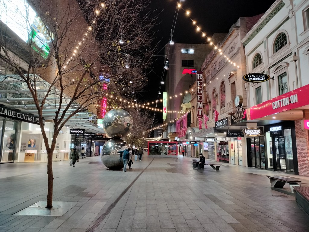 Rundle Street de nuit à Adelaide Australie