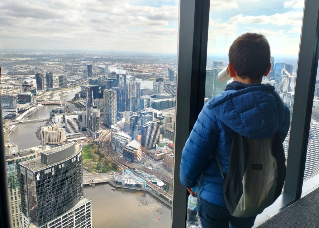 Enfant regardant la vue sur Melbourne depuis Skydeck