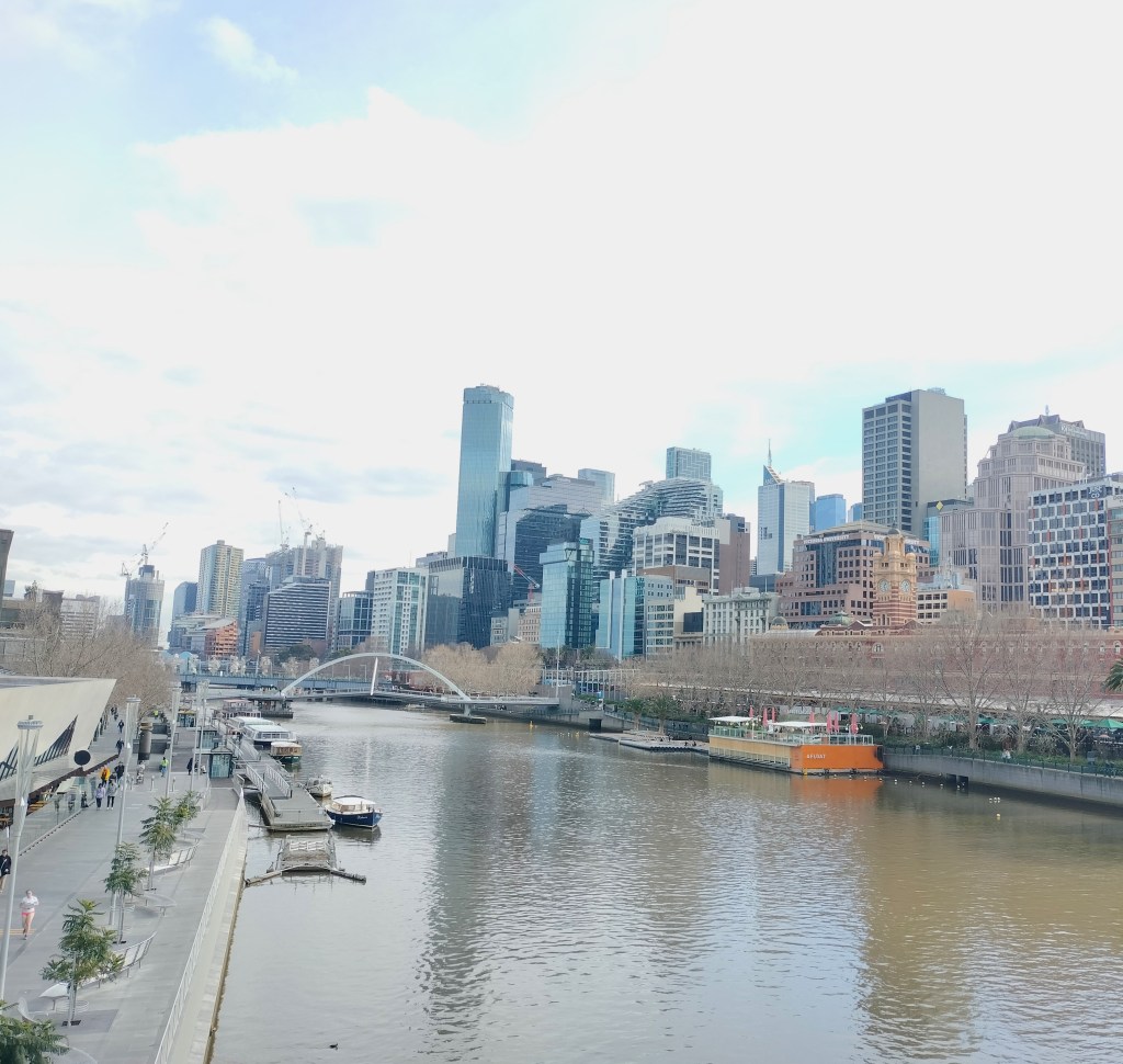 Vue depuis Princes Bridge Yarra river et buildings Melbourne