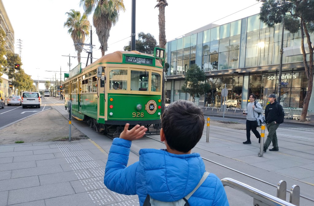 Enfant saluant le city circle tram Melbourne