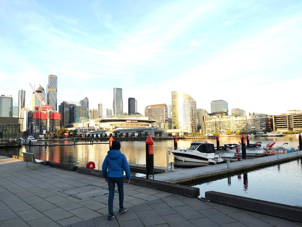 Enfant sur le quai des Docklands Melbourne