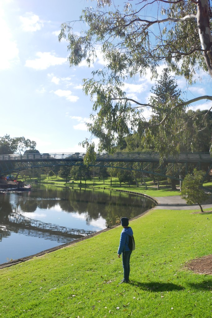 Enfant près de la rivière Torrens Adelaide Australie
