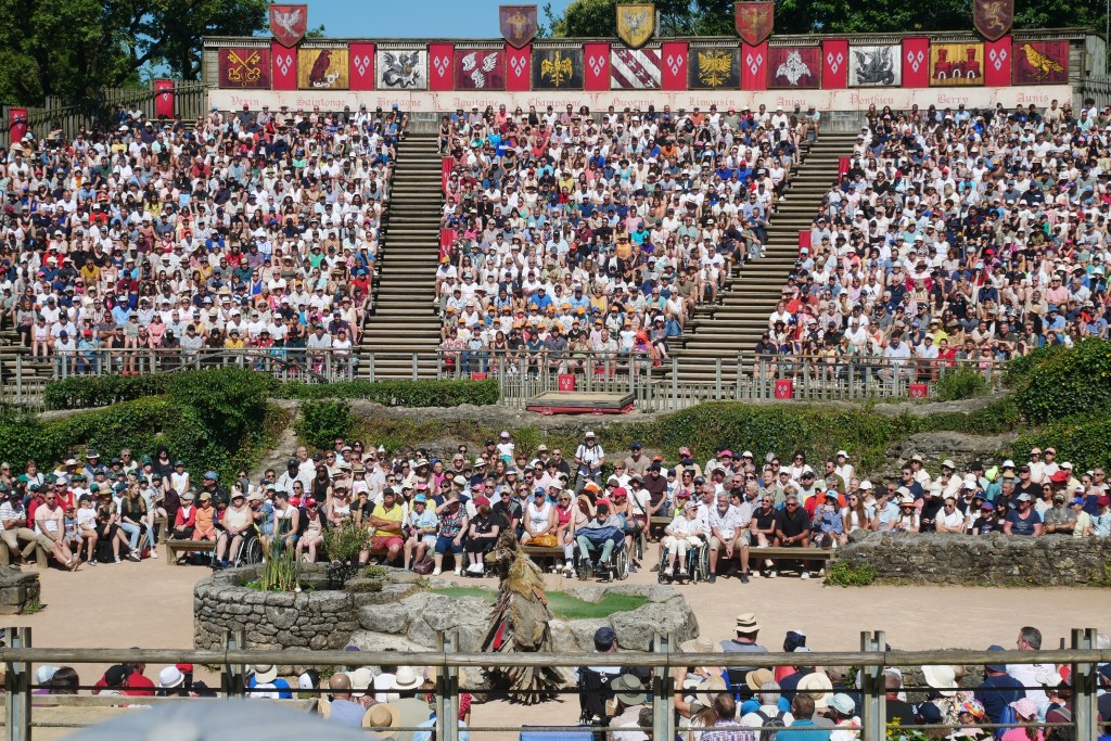 Scène et gradins du spectacle bal des oiseaux fantôme Puy de Fou