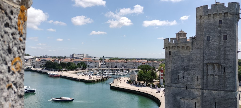 Vue depuis la tour de la lanterne sur la tour de la chaine La Rochelle