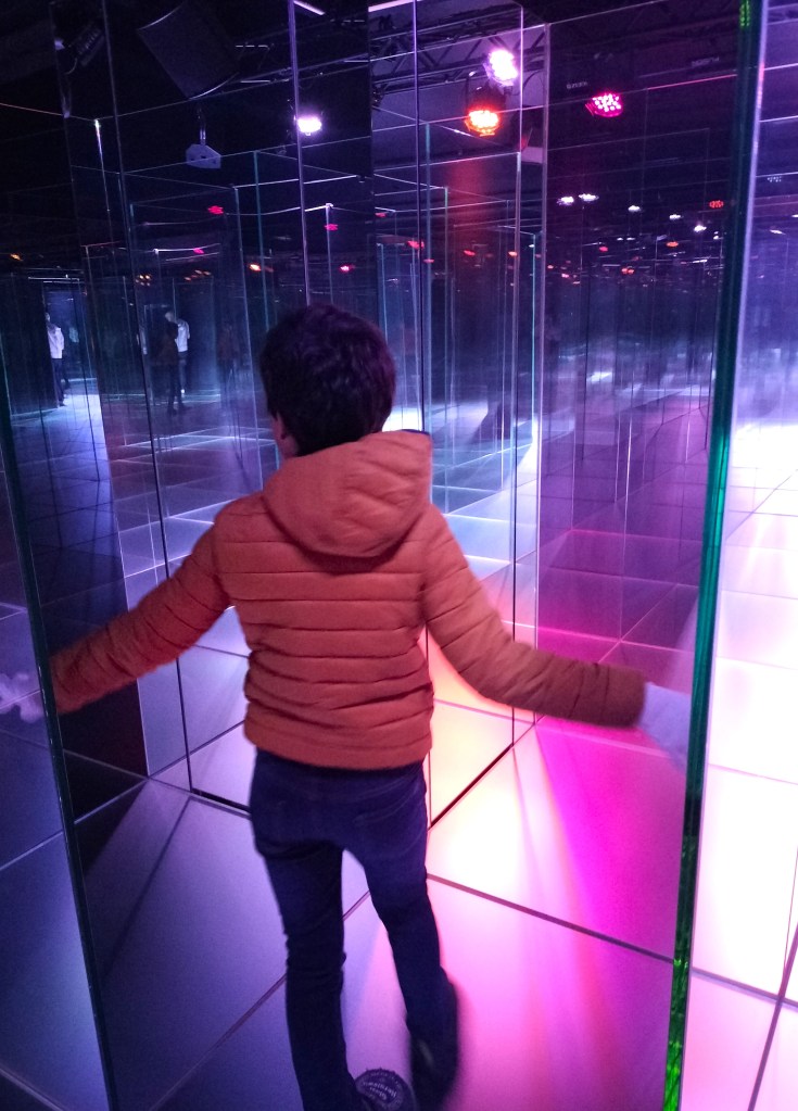 enfant dans le labyrinthe de verre verrerie Hergiswil Lucerne