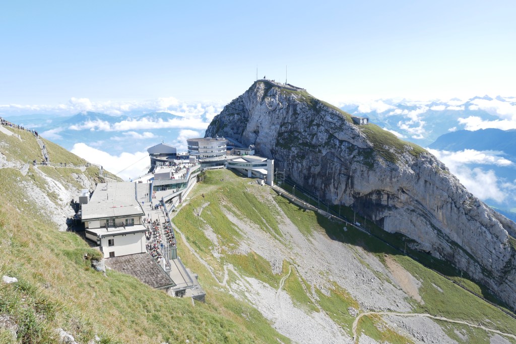 Vue sur l'arrivée téléphérique depuis le sommet du Pilatus Lucerne