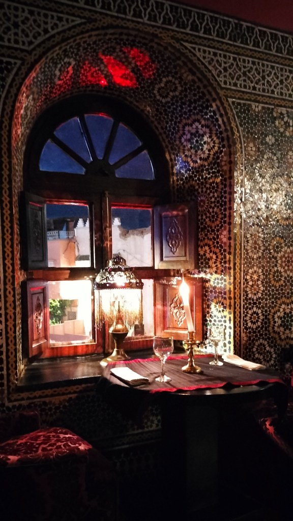 Table près de la fenêtre au restaurant le Marrakchi Marrakech