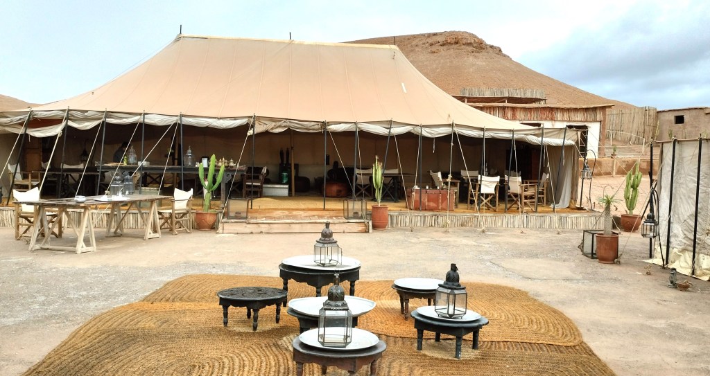 Tente restaurant Campement Scarabeo camp Agafay Maroc