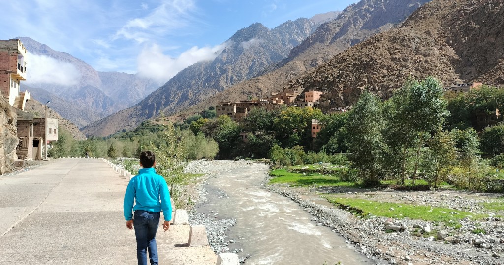 Enfant qui marche sur un route dans les montagnes vallée de l'Ourika Maroc