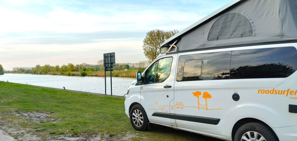 Van roadsurfer au bord d'un canal Belgique