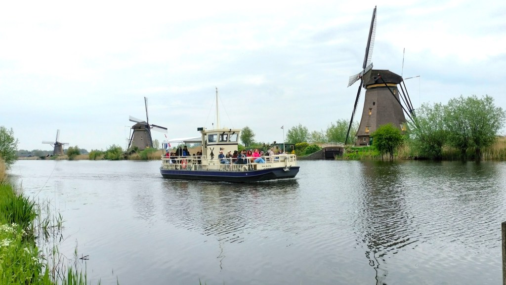 Moulins de Kinderdijk et bateau navette sur le canal