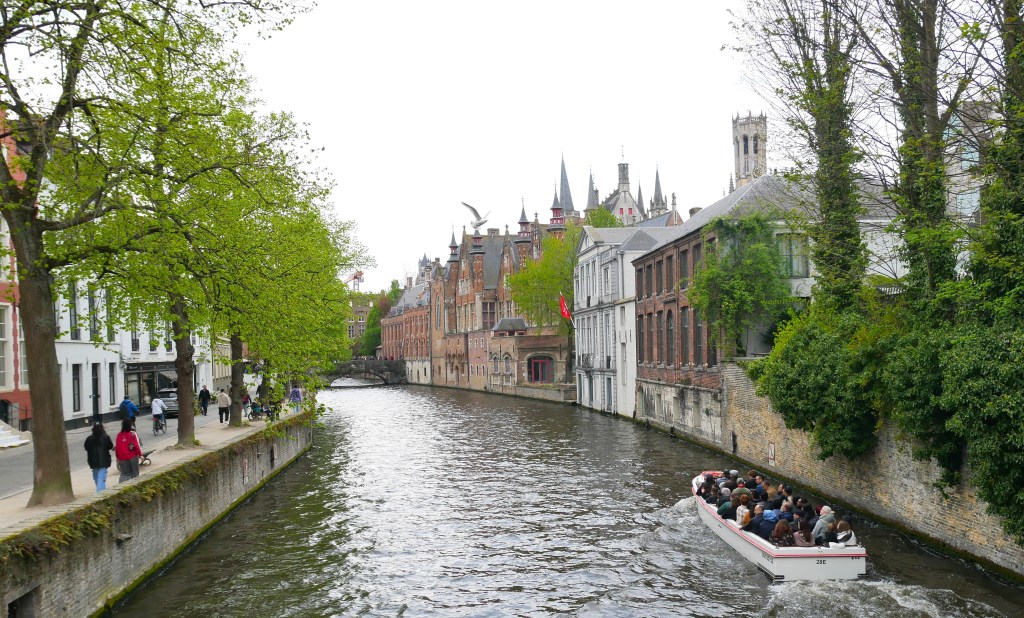 Bateau sur le canal à Bruges