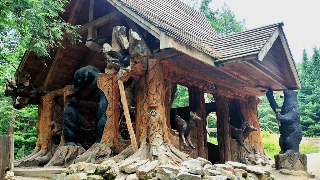 Cabane de bois sculpté parc Oméga Québec